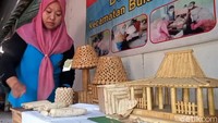 Keterbatasan tak menghalangi Saswati Ningrum (40) untuk berkarya dan berinovasi. Diketahui, difabel asal Rembang ini berhasil menyulap limbah bonggol jagung menjadi produk kesenian bernilai ekonomi tinggi.