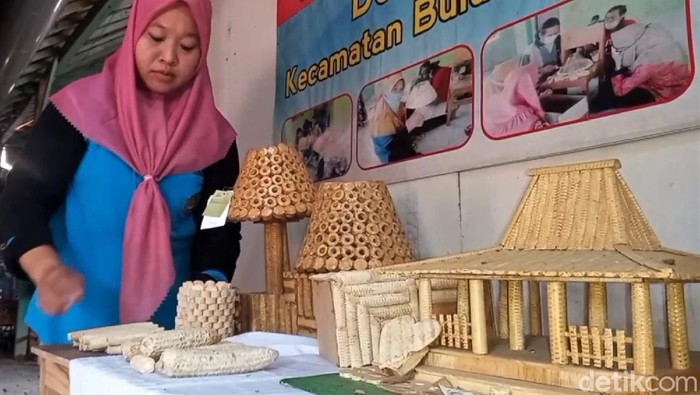 Mantap! Difabel di Rembang Mendulang Untung Lewat Limbah Jagung Limbah jagung dapat hasilkan cuan yang cukup menjanjikan lho. Di tangan Saswati Ningrum (40) limbah ini disulap jadi produk kesenian bernilai ekonomi tinggi.