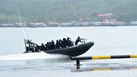 Meskipun dalam cuaca yang hujan dan kondisi alam yang tidak menentu  pasukan Denjaka mampu menghadapi segala medan dan cuaca dan berhasil melumpuhkan para teoris dan membebaskan sandera.