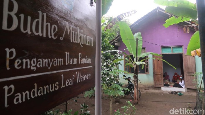 Melihat Lebih Dekat Dusun Perajin Anyaman Daun Pandan di Bantul Pedukuhan Soropadan, Kabupaten Bantul dikenal sebagai sentra kerajinan anyaman daun pandan. Produksi anyaman di sana masih bergeliat meski di masa pandemi.