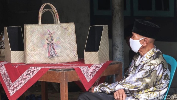 Melihat Lebih Dekat Dusun Perajin Anyaman Daun Pandan di Bantul Pedukuhan Soropadan, Kabupaten Bantul dikenal sebagai sentra kerajinan anyaman daun pandan. Produksi anyaman di sana masih bergeliat meski di masa pandemi.