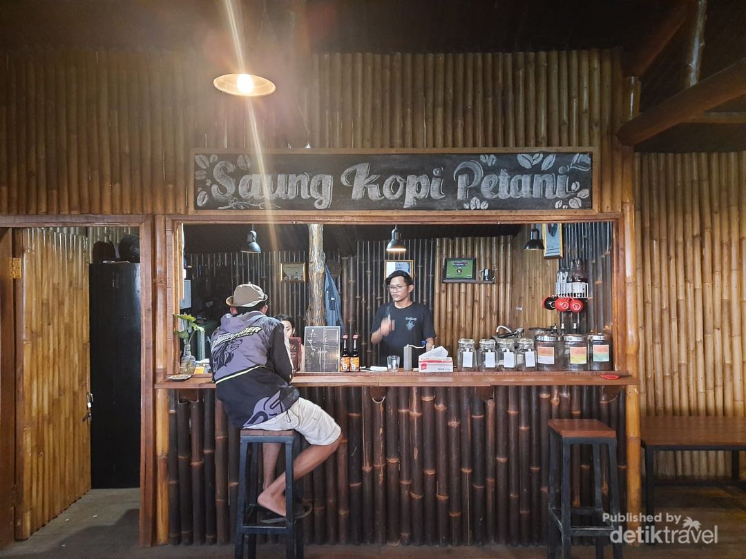 dalam kedai kopi loa