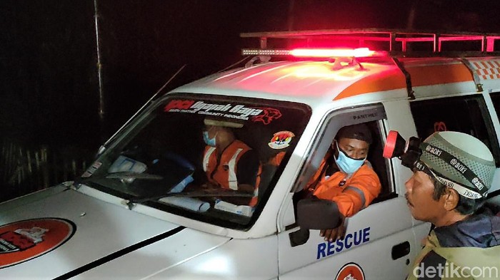 Momen Pemakaman Korban Laka Garut yang Ditemukan di Jateng Handi (18) korban kecelakaan yang ditemukan tewas di Sungai Serayu, Banyumas, dimakamkan di Garut, Jabar. Isak tangis iringi pemakaman pria berusia 18 tahun itu