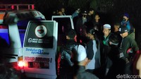 Jasad Handi datang diantar ambulans dari Banyumas. Setibanya di Limbangan, jenazah langsung dibawa ke pemakaman, kemudian disolatkan dan dikebumikan.