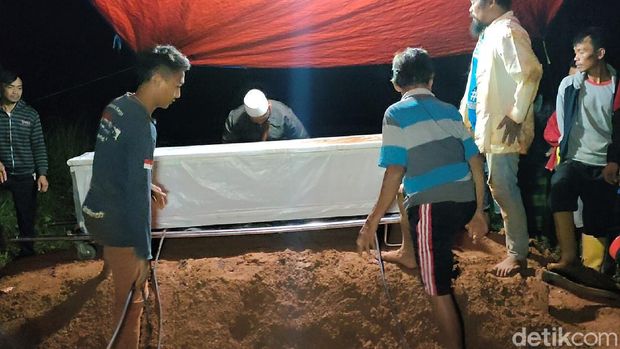 Handi (18) korban kecelakaan yang ditemukan tewas di Sungai Serayu, Banyumas, dimakamkan di Garut, Jabar. Isak tangis iringi pemakaman pria berusia 18 tahun itu
