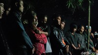 Namun, mereka tak diketahui keberadaannya, setidaknya selama 10 hari. Ada warga kasih tahu ke saya, korban dibawa ke arah Limbangan, kata Entes Hidayatullah, ayah Handi.