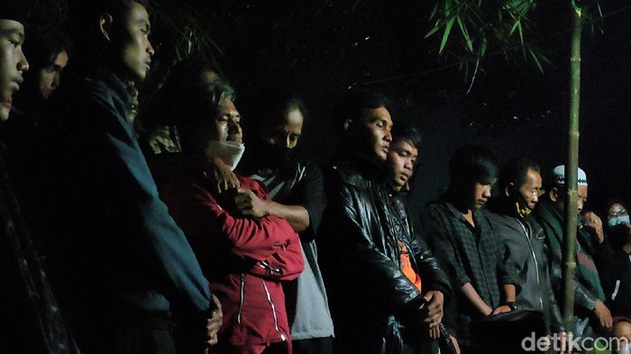 Momen Pemakaman Korban Laka Garut yang Ditemukan di Jateng Handi (18) korban kecelakaan yang ditemukan tewas di Sungai Serayu, Banyumas, dimakamkan di Garut, Jabar. Isak tangis iringi pemakaman pria berusia 18 tahun itu