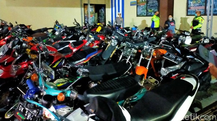 Polisi Banyuwangi menyita 55 motor yang tak sesuai spesifikasi. Kendaraan roda dua itu menggunakan kenalpot brong.