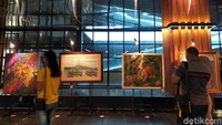 Selain itu di dalam juga terdapat mural dan juga skate park. Dengan begitu, semakin banyak spot untuk foto-foto di Basement Alun-alun Suroboyo.