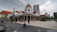 Ismet menyampaikan, di Basement Alun-alun Suroboyo ada pameran foto dan pameran lukisan. Juga ada beberapa tenant yang menjual produk-produk UKM.