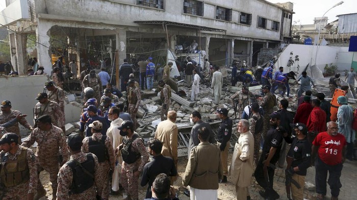 Ledakan gas menghancurkan sebuah kantor bank di Karachi, Pakistan. Tak hanya merusak bangunan, ledakan dahsyat itu juga menewaskan sedikitnya 12 orang.