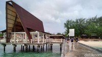 Gili Trawangan, Gili Meno, dan Gili Air, pulau-pulau ini menjadi jaya karena letaknya yang berada dekat dengan Pulau Bali. 