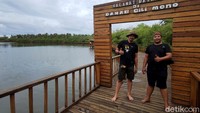 Di sepanjang jembatan kayu, terdapat beberapa gazebo yang telah disediakan untuk jadi tempat peristirahatan bila kita berkeliling. Ada kursi yang tersedia untuk sekedar duduk atau foto-foto. Dua orang penjaga yang ramah ini juga berpose di depan plang penanda masuk kawasan wisata Danau Air Asin di Gili Meno.