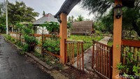 Biasanya turis yang datang ke sini berasal dari Prancis, Italia, Jerman, Yunani dan Inggris. Owner dari pemilik usaha di Gili Meno memang kebanyakan berkebangsaan Inggris dan Italia.