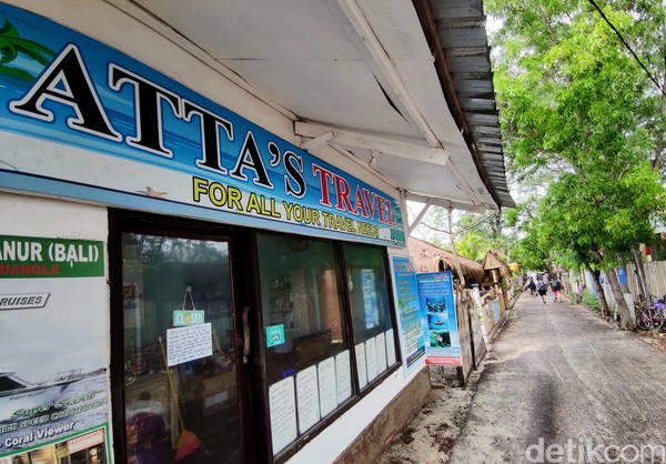 Ada beberapa bungalow dan cottage yang dioperasikan mulai Harganya Rp 500 ribu per kamar, Tapi kini hanya ada satu saja yang tersedia. Harganya pun terjun payung hingga Rp 150 ribu saja per kamar. Dari harga kamar itu tentunya akan dibagi kepada karyawannya. Rasanya betul-betul menyiksa. Ada beberapa bungalow dan cottage yang dioperasikan mulai Harganya Rp 500 ribu per kamar, Tapi kini hanya ada satu saja yang tersedia. Harganya pun terjun payung hingga Rp 150 ribu saja per kamar. Dari harga kamar itu tentunya akan dibagi kepada karyawannya. Rasanya betul-betul menyiksa.