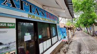Ada beberapa bungalow dan cottage yang dioperasikan mulai Harganya Rp 500 ribu per kamar, Tapi kini hanya ada satu saja yang tersedia. Harganya pun terjun payung hingga Rp 150 ribu saja per kamar. Dari harga kamar itu tentunya akan dibagi kepada karyawannya. Rasanya betul-betul menyiksa.