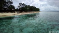 Beginilah kondisi salah satu pantai di Gili Meno yang sunyi sepi.