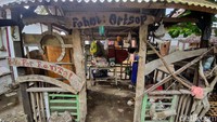 Satu dua wisatawan lokal datang untuk sekedar minum atau menyewa alat snorkel. Kalau biasanya harga satu set snorkel bisa Rp 100 ribuan, kini satu masker hanya Rp 30 ribu.
