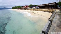 Keindahan beningnya air di Gili Meno ini boleh diadu. Air lautnya terlihat sangat bersih sebening kaca, pasir putih yang menggoda dan bawah lautnya yang bagai surga, lebih dari cukup untuk membuat turis betah dan berlama-lama mabuk kepayang.