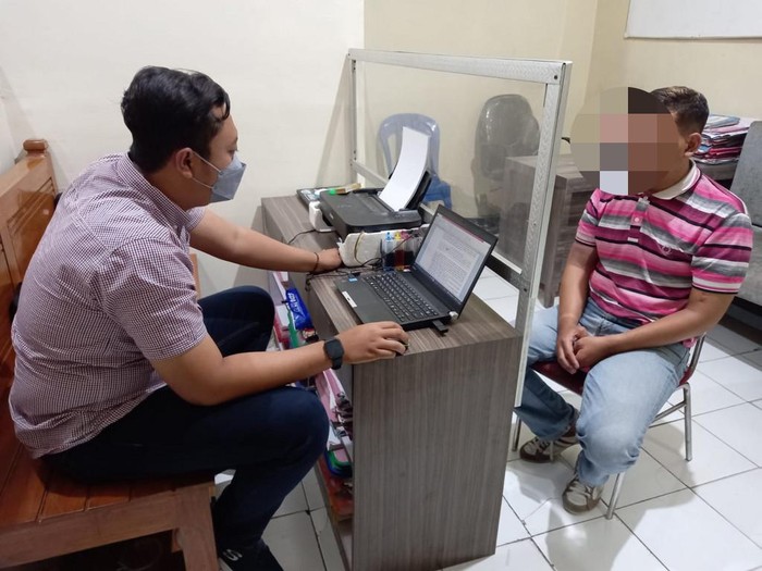 Seorang oknum Kepala Desa di Nganjuk harus berurusan dengan polisi. Kades Pandantoyo Kecamatan Kertosono bernama Khoirul Anwar telah menyamar menjadi polisi dan memeras para korban.