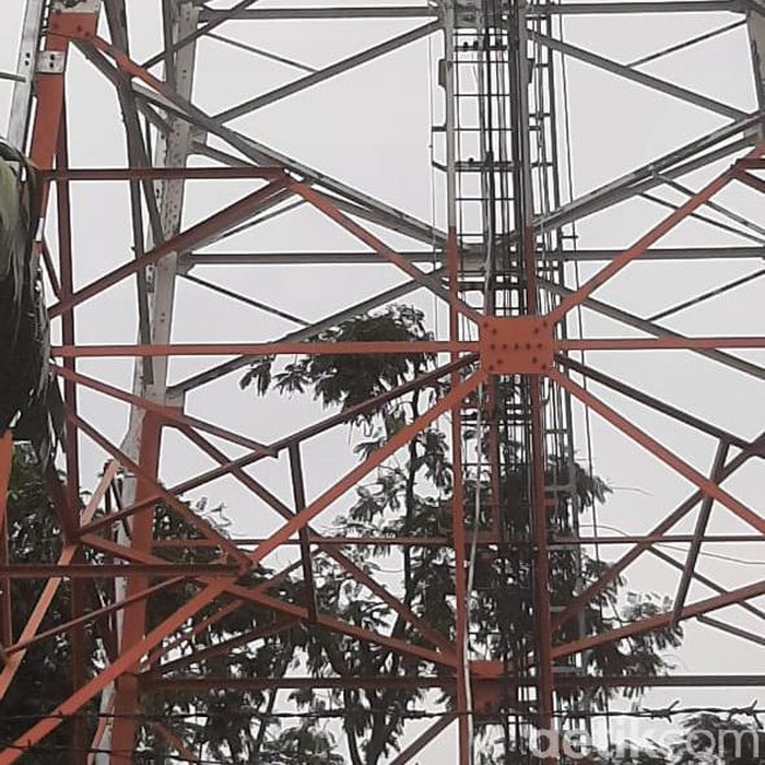 Aksi pria mencoba bunuh diri dengan memanjat tower kembali terjadi di Probolinggo. Kali ini, percobaan bunuh diri dilakukan pria berinisial A (43) di Kecamatan Maron.