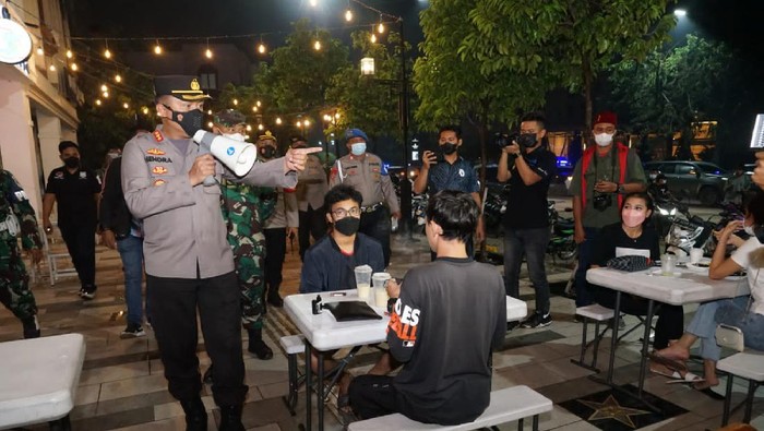Polisi bersama TNI dan Satpol PP melakukan razia protokol kesehatan di kafe di Bekasi