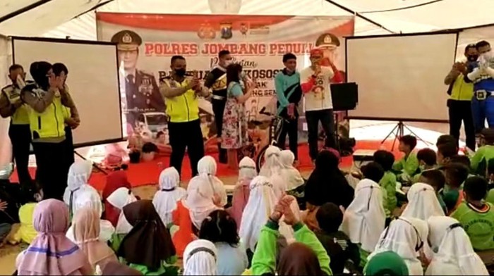 Polres Jombang mengirimkan bantuan psikosial untuk 175 siswa TK dan SD korban erupsi Gunung Semeru di Lumajang. Bantuan tersebut berupa pemulihan dari trauma (trauma healing), uang saku, peralatan sekolah, mainan, serta makanan ringan dan susu.