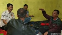 Solah mengatakan, pihaknya kemudian melakukan penyelidikan. Dari keterangan saksi yang didapat, diketahui kedua korban memakan daging domba sebelum meninggal. Mereka, kata Solah, makan daging domba kukus yang disediakan para dukun sebagai syarat ritual penarikan harta-benda gaib. Ajat dan Nurdin saat itu tak sadarkan diri kemudian dievakuasi ke Puskesmas terdekat. Namun sayang, nyawanya tak tertolong.
