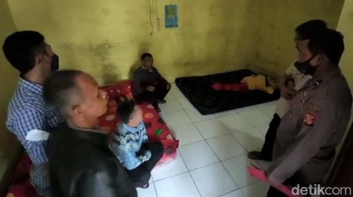 Polisi Selidiki Kasus 2 Warga Garut yang Tewas Saat Ikuti Ritual Gaib Polisi tengah menyelidiki kasus 2 warga Garut yang tewas saat ikuti ritual gaib di Pantai Selatan. Saksi pun dimintai keterangan terkait kasus tersebut.