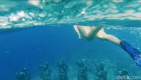 Tak bisa dipungkiri, Pasir putih yang cantik dengan air lautnya yang berwarna toska sebening kaca menjadi puja-puji untuk tiga Pulau Gili yang ada di Lombok. Surga bawah lautnya juga terkenal seantero dunia.