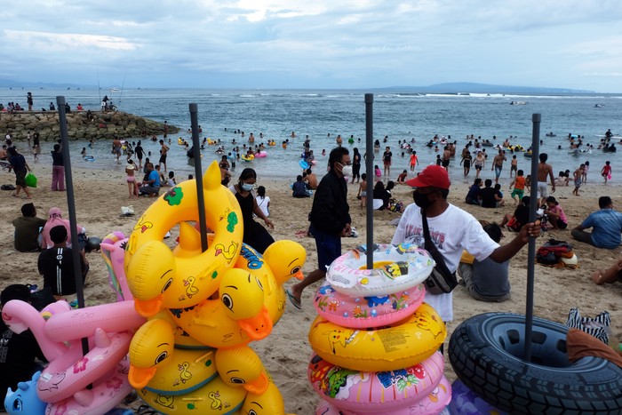 Potret Wisatawan Tumpah Ruah di Pantai Bali Saat Akhir Pekan Pantai di kawasan Bali masih jadi primadona bagi wisatawan untuk berkunjung di akhir pekan. Salah satu pantai yang ramai saat akhir pekan adalah Pantai Sanur.
