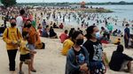 Potret Wisatawan Tumpah Ruah di Pantai Bali Saat Akhir Pekan