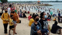 Salah satunya terkait dengan pembatasan jumlah pengunjung di tempat wisata yang tidak melebihi 75 persen dari kapasitas total.