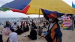 Potret Wisatawan Tumpah Ruah di Pantai Bali Saat Akhir Pekan