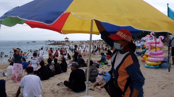 Potret Wisatawan Tumpah Ruah di Pantai Bali Saat Akhir Pekan Pantai di kawasan Bali masih jadi primadona bagi wisatawan untuk berkunjung di akhir pekan. Salah satu pantai yang ramai saat akhir pekan adalah Pantai Sanur.