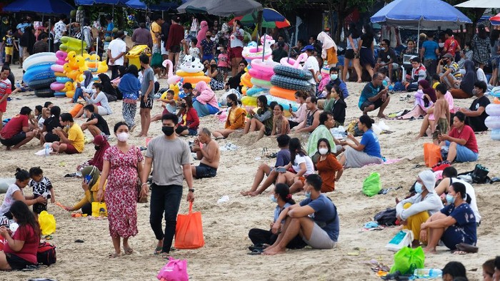 Potret Wisatawan Tumpah Ruah di Pantai Bali Saat Akhir Pekan Pantai di kawasan Bali masih jadi primadona bagi wisatawan untuk berkunjung di akhir pekan. Salah satu pantai yang ramai saat akhir pekan adalah Pantai Sanur.