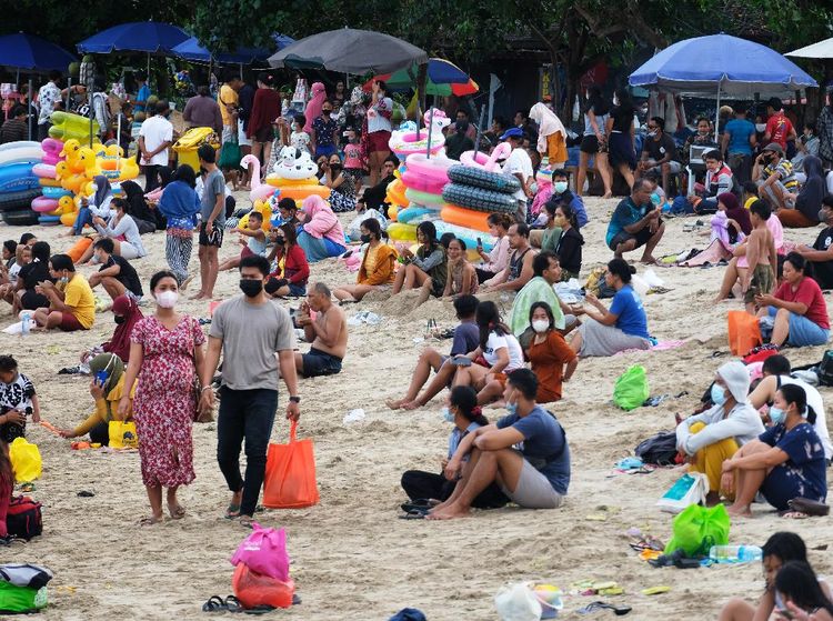 Potret Wisatawan Tumpah Ruah di Pantai Bali Saat Akhir Pekan
