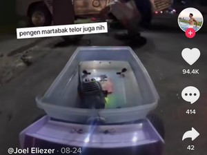 Pria Ini Hobi Jajan Soto hingga Starbucks Pakai Mobil Remote Control