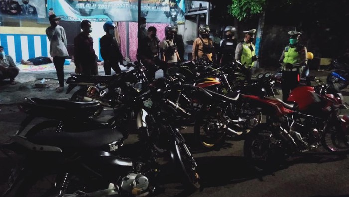 Polisi membubarkan puluhan kendaraan yang hendak melakukan balap liar di Surabaya. Delapan motor diamankan petugas.