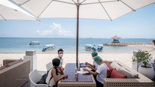 Sentra vaksinasi untuk Warga Negara Asing (WNA) yang tak memiliki NIK tersedia di Bali. Sentra vaksinasi ini tepatnya digelar di kawasan Tanjung Benoa.