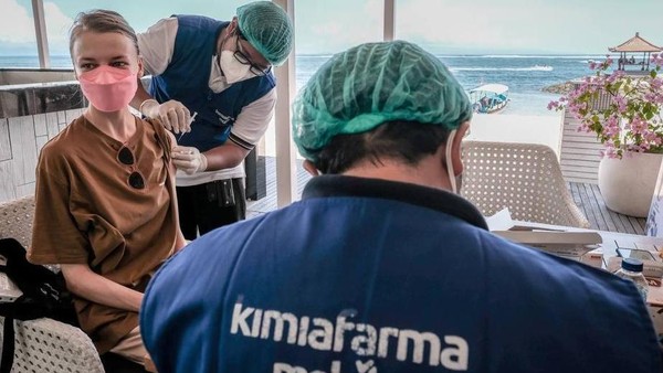 Sementara itu, melalui Geber Parekraf Peduli, Kemenparekraf/Baparekraf telah memvaksin sebanyak 701.989 masyarakat di berbagai daerah. Hal ini tentu berkat kerja sama dengan dunia usaha, institusi pendidikan, serta stakeholder lainnya. Sementara itu, melalui Geber Parekraf Peduli, Kemenparekraf/Baparekraf telah memvaksin sebanyak 701.989 masyarakat di berbagai daerah. Hal ini tentu berkat kerja sama dengan dunia usaha, institusi pendidikan, serta stakeholder lainnya.