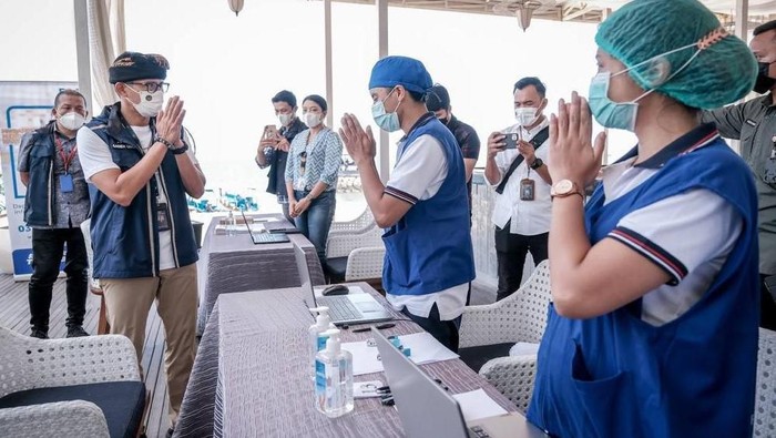Saat Bule Ikut Vaksinasi di Bali Sentra vaksinasi untuk Warga Negara Asing (WNA) yang tak memiliki NIK tersedia di Bali. Sentra vaksinasi ini tepatnya digelar di kawasan Tanjung Benoa.