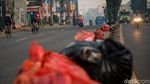 Saat Median Jalan Jadi Tempat Buang Sampah di Ciputat