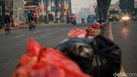 Biasanya, warga membuang sampah di median jalan pada larut malam atau subuh.