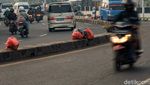 Saat Median Jalan Jadi Tempat Buang Sampah di Ciputat