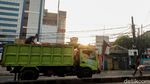 Saat Median Jalan Jadi Tempat Buang Sampah di Ciputat