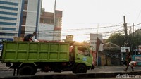 Sampah-sampah ini diangkut oleh truk milik Pemkot Tangsel pada pagi harinya. 