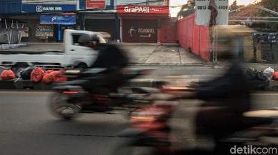 Saat Median Jalan Jadi Tempat Buang Sampah di Ciputat