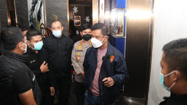 Sekuriti menghalangi polisi saat razia di Embassy Club, SCBD, Jakarta Selatan, Minggu (19/12/2021).