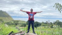 Berfoto dengan latar Danau Toba yang cantik